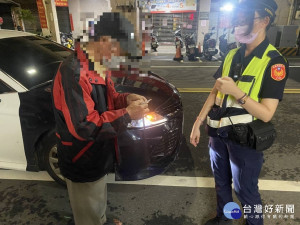 老翁外出迷途　暖警助找回家路