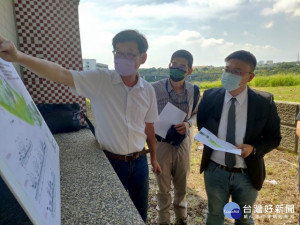 
台中市議員施志昌邀集台中市新建工程處，會勘遷葬完成外埔第一公墓，爭得410萬元興建綠美化有休憩空間，以佳惠民眾使用。（記者陳榮昌攝）

