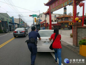 一輛自小客車故障停在路中央，員警立即先將該車輛推往路旁