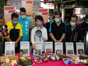 市長到大肚市場推廣美食。林重鎣攝