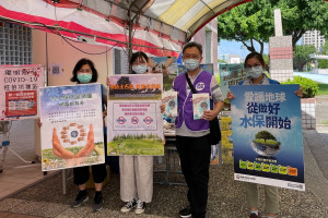 桃園市政府水務局主任秘書魏茂銹帶領同仁於陽明高中疫苗接種站設置宣導攤位，進行水土保持相關知識教育宣導。