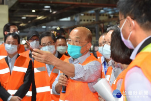 行政院長蘇貞昌視察航空快遞包裹x光機檢查情形。