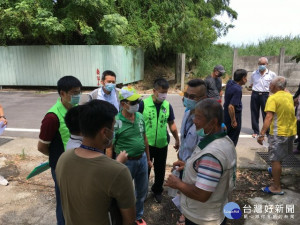 

外埔水美路285巷及山美路排水不良逢雨必淹，市議員吳敏濟昨日邀集官員會勘，爭得建設局與水利局允諾規劃解決區域淹水問題。（記者陳榮昌攝）