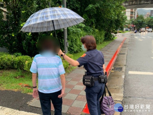 天雨路滑老翁提重物跌坐路邊　暖警關懷助返家