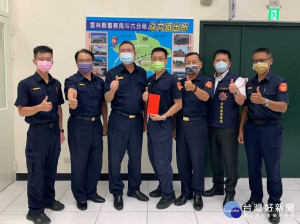 斗六警分局查獲走私越南「感染非洲豬瘟」豬肉製品案件，警政署駐區督察及縣警局長代表陳家欽署長頒贈慰勉金，予以肯定與鼓勵。（記者陳昭宗拍攝）