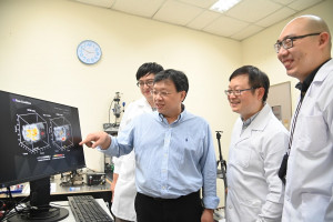 清華教授葉秩光(左二)帶領團隊成員謝宗翰(左一)、賴俊延(右二)、羅尉辰(右一)研發超音波漩渦溶栓技術。