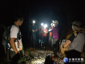 一家四口登山迷途受困，警消派員搜救尋獲