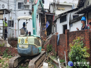 拆除阻礙排水違建。林重鎣攝
 