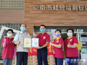 世界佛教正心會台南會長蔡麗芬及師兄姊將愛心物資送台南市政府社會局實物愛心銀行，社會局長陳榮枝及社會科長許乃文代表接受