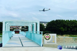 航心橋緊鄰航空城，成為觀賞飛機起降的絕佳點位。