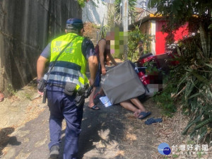 老翁連人帶車摔落邊坡　警到場救援助脫困救醫