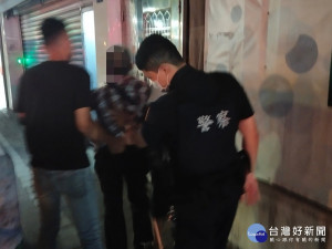 三重分局厚德派出所警員周元國、胡宸瑋日前執行夜間巡邏勤務時，接獲民眾報案有位阿伯躺臥在路邊急需幫忙，旋即以最快速度趕往現場協助照護