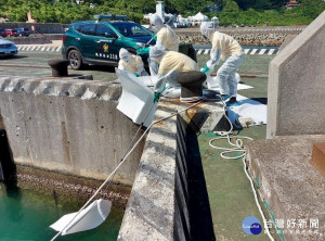 新北市政府今（27）日集結8個公私單位，於貢寮區龍洞南口遊艇港舉辦「110年度聯合救生救難暨海污防治演練」