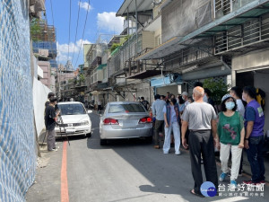 板橋區福德里民反映位於板橋實踐路後埔國小正對面兆璞建設建案「兆璞開禧」基地，將停車場出入口設置於忠孝路201巷弄內