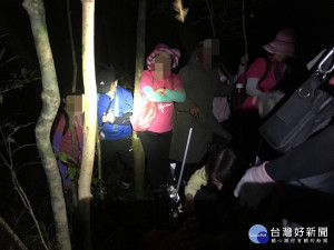 27人組成登山團前往赫威山不慎迷路，警消成功救援