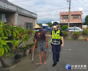 失智老翁騎乘電動車外出卻遭逢迷路又沒電，頭頂烈日牽車徘徊街頭，幸好客厝所巡警發現及時予以協助，護送老翁平安返家。