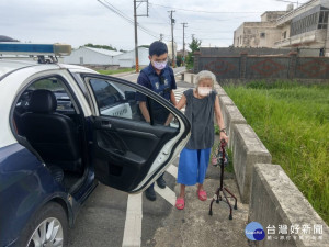 8旬老婦熱昏頭呆坐路邊，警方協助護送返家