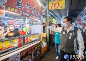 鄭市長至興仁花園夜市，視察人流情形及防疫作為