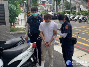 余姓男子遭新北地檢署發佈二條竊盜通緝，福營派出所警員馬天鈞及楊創惟騎著警用機車路過，眼尖發現當場將他上銬逮捕，帶回警所偵辦