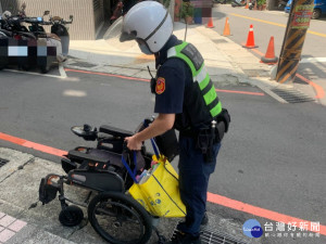 員警1人推輪椅，1人攙扶阿伯緩步護送返家，路過的民眾紛紛讚許：「三重最帥的背影，給人民保姆一個讚」