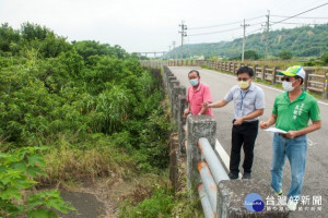 

市議員吳敏濟爭取延長忘憂谷堤頂自行車道990公尺工程，中央與地方預算約一千八百萬元工程費。（記者陳榮昌攝）