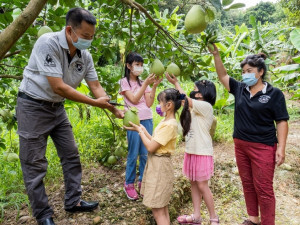 中秋節將至，八里區新住民關懷協會理事長武氏芳恆特別帶著新二代們來到開心果園提前歡度中秋