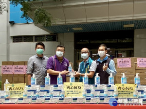 新北市議員葉元之媒合台灣水木清華校友會於今(31)日捐贈板橋區各機關單位防疫物資，板橋區長范姜坤火代表受贈並致贈感謝狀