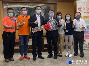 重陽獅子會前會長王贊勳夫婦由議員王威元陪同於今（31）日捐贈復康巴士，劉和然副市長代表受贈 （記者黃村杉攝）