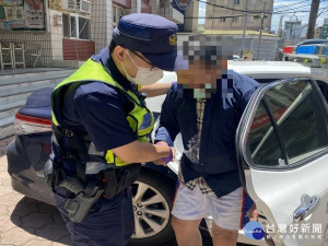 老翁獨自外出迷途　暖警助聯繫家屬接回