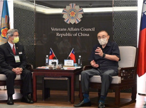 豐華集團董事長陳勇志(左)拜會輔導會大鵬主委(右)