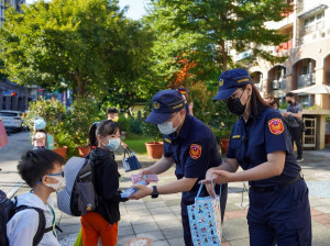 海山分局官警一早就出現在海山國小校門口，一同來為開學首日上課的小朋友加油打氣，員警在路口指揮著交通，小心引導著開心重返校園生活的學童