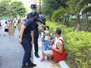 9月1日正式開學，板橋分局結合義交、義警等協勤民力，同時配合學校志工、導護媽媽、導護老師，落實「護童勤務」