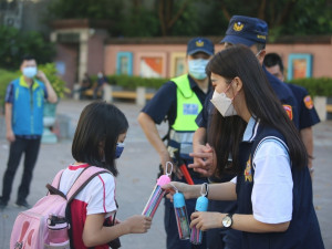 三重警分局自9月1日起執行護童勤務，保護學童上學安全，另也特別準備印有婦幼保護專線的「彩色筆」、「口哨鑰匙圈」及「長尾夾」作為宣導小禮物