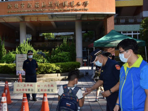 今(1)日是開學日，學生們終於可以再進入校園學習。新莊警分局一大早便編排警力至轄內各國小門口及周邊路口執行「護童勤務」 