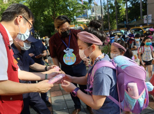  教育局長張明文一早到板橋區海山國小關心開學日孩子上學狀況