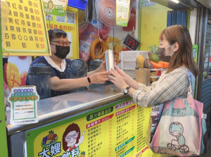 環保局舉辦「夜市、市場作伙迺 不塑集點i環保」活動，只要自備購物袋、環保杯、環保容器或餐具等，消費即可獲得1點，集滿2點即可兌換環保衛生紙，同時享有折價或加量優惠