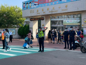 楊梅警方於開學日執行護童勤務，以確保校園周邊交通順暢、治安平穩。