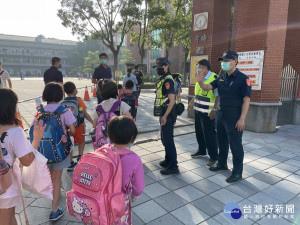 平鎮警分局特別規劃執行「護童專案」勤務，加強校園周邊的交通疏導

