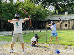 淡水古蹟博物館首次在滬尾礮臺推出中秋射日體驗賽，適合全家大小一起來玩