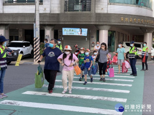 霧峰警方維護小學四週安全。林重鎣攝