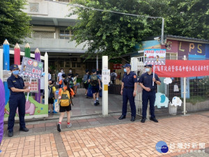 桃園市轄區各分局及交通警察大隊在開學首日特別強化「護童專案」勤務，執行交通疏導勤務

