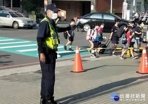 太平警方維護學童安全。林重鎣攝