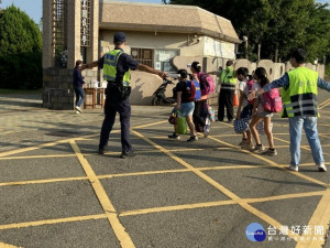 

國小首日上學校開課，大甲警分局為學童安全，執行「護童勤務」，六十餘位員警駐紮學校前馬路維持交通，領學童安全進校園。（記者陳榮昌攝）
