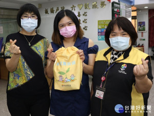 張錦麗今（1）日上午到板橋戶政所了解育兒寶貝袋的贈送情形