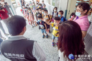 市長到中原國小視察用餐防疫情形，並與學生們互動