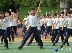 新生人數最多學校是秀朗國小，新生數為21班582人