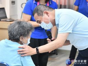侯友宜由社會局長張錦麗和新莊區長林煌源等人陪同，抵達中華培愛全人關懷協會銀髮俱樂部，關心長輩及防疫措施