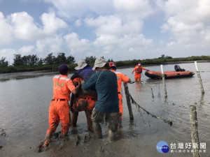 海巡人員拉出婦人後，以揹負方式協助脫困上岸／陳致愷翻攝