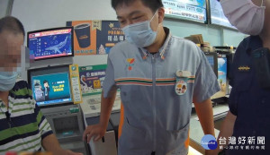 7旬老翁買遊戲點數送網友，店員協助阻詐警表揚