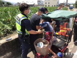 老翁連人帶車摔落排水溝　警到場救援助脫困就醫